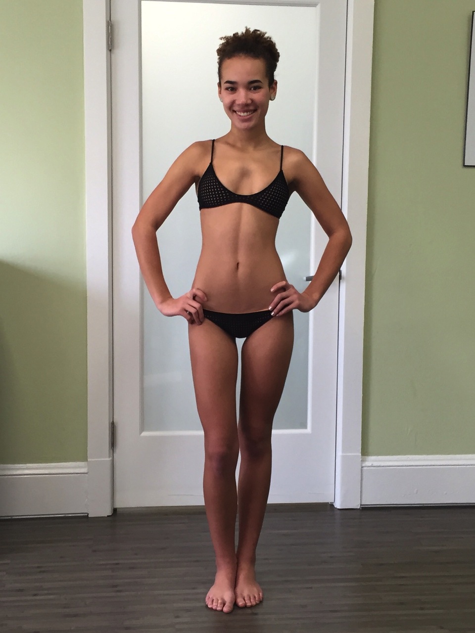 11dLizziDonaville:uploads/polaroids/lizzi_fullbody_frontextra.jpg